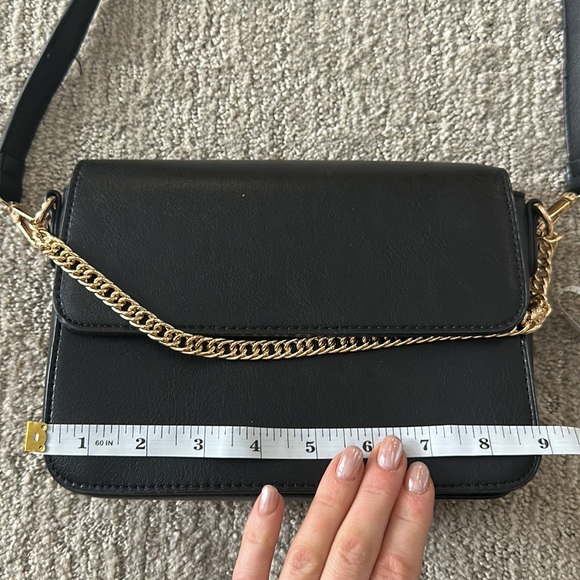 Black structured bag with gold chain handle - Picture 5 of 7